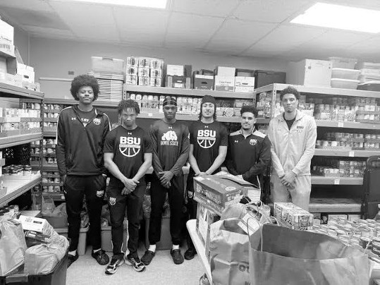 Photo courtesy Bowie State University Athletics. Members of the Bowie State men’s basketball program recently volunteered at the Bowie Interfaith Pantry.